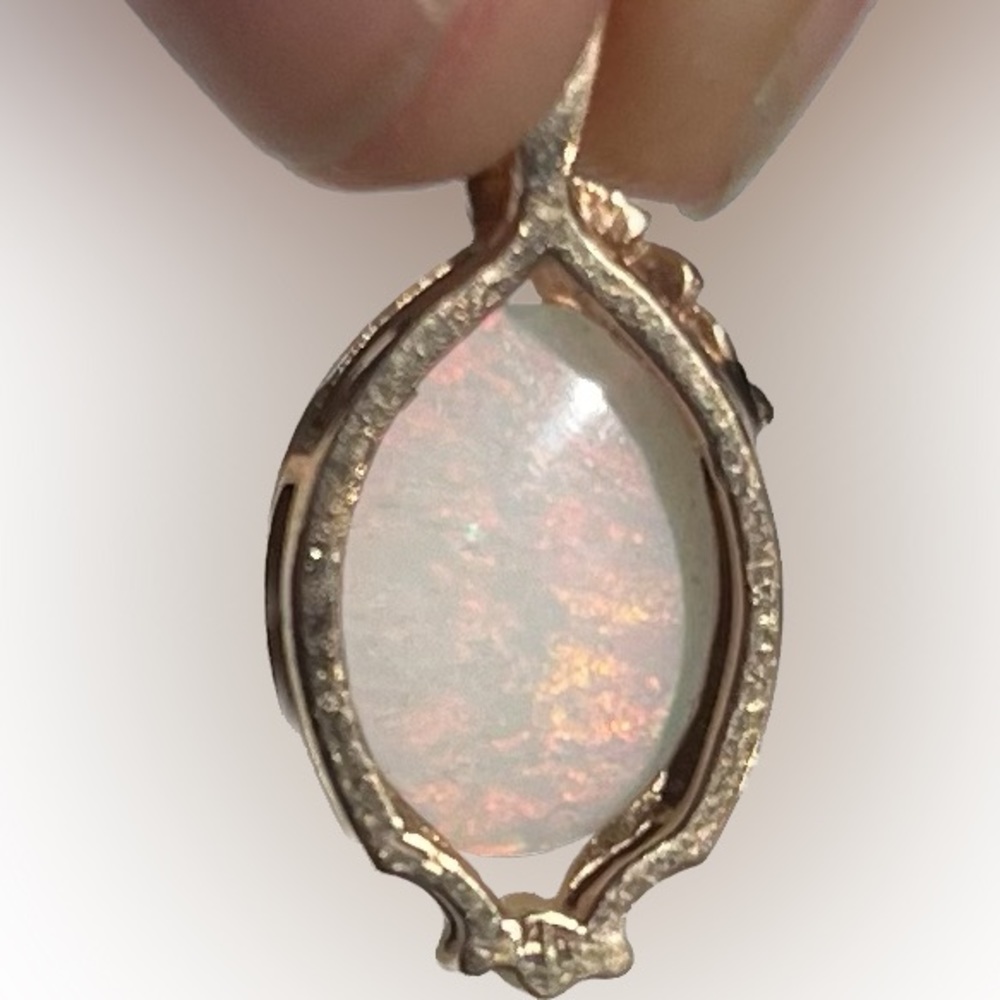 14K SOLID GOLD oval OPAL pendant with textured leaf motif. - Picture 3 of 3